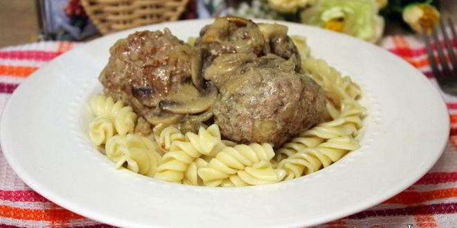 Рецепт тефтели с гречкой в сметанно-грибном соусе