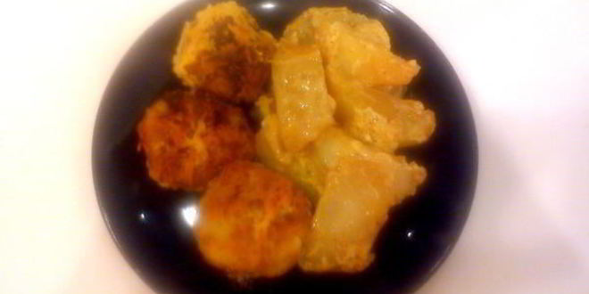 Рецепт тефтели в пикантном соусе, запеченые с картофелем