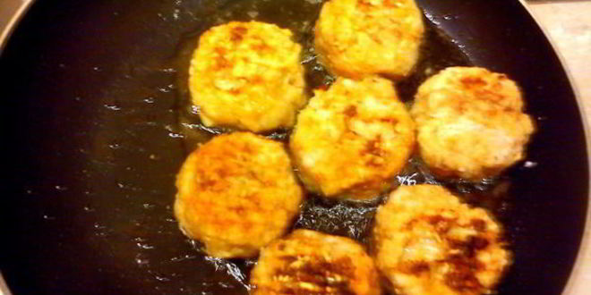 Рецепт тефтели в пикантном соусе, запеченые с картофелем