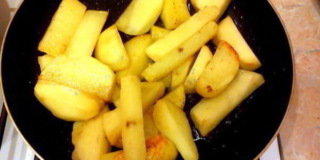 Рецепт тефтели в пикантном соусе, запеченые с картофелем