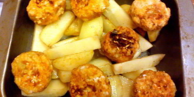 Рецепт тефтели в пикантном соусе, запеченые с картофелем
