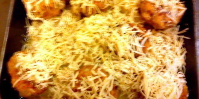 Рецепт тефтели в пикантном соусе, запеченые с картофелем