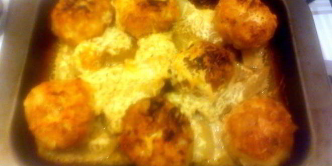 Рецепт тефтели в пикантном соусе, запеченые с картофелем