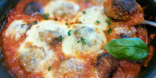 Рецепт тефтели, запеченные с моцареллой