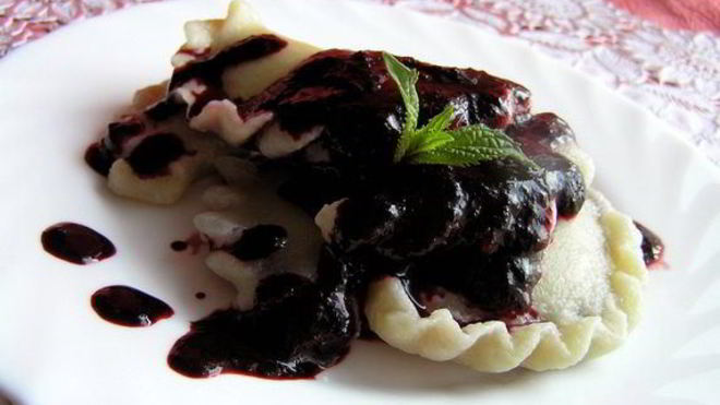 Рецепт Вареники с черникой и соусом под шафе