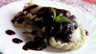 Рецепт Вареники с черникой и соусом под шафе