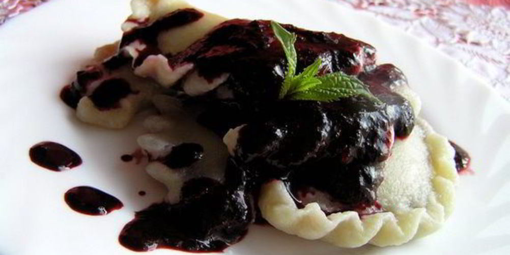 Как приготовить вареники с черникой и соусом под шафе
