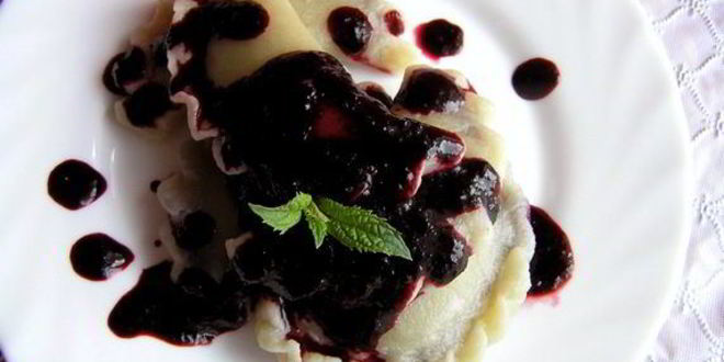 Рецепт вареники с черникой и соусом под шафе