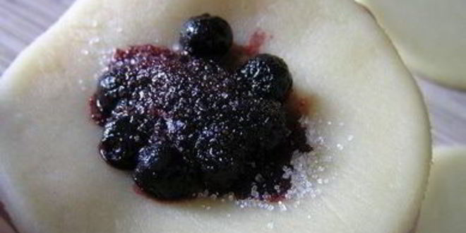 Рецепт вареники с черникой и соусом под шафе