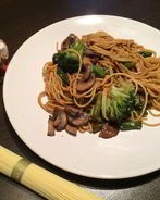 Яичная лапша с брокколи и грибами