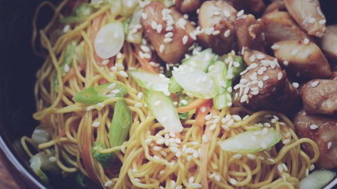 Рецепт Яичная лапша с курицей и сладким перцем по-азиатски