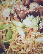 Яичная лапша с курицей и сладким перцем по-азиатски