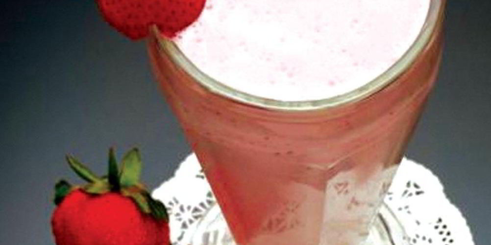 Как приготовить бананово-клубничный коктейль