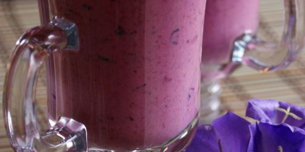 Как приготовить чернично-клубничный коктейль