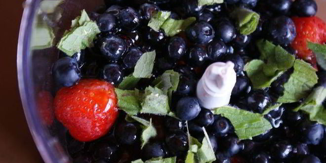 Рецепт чернично-клубничный коктейль