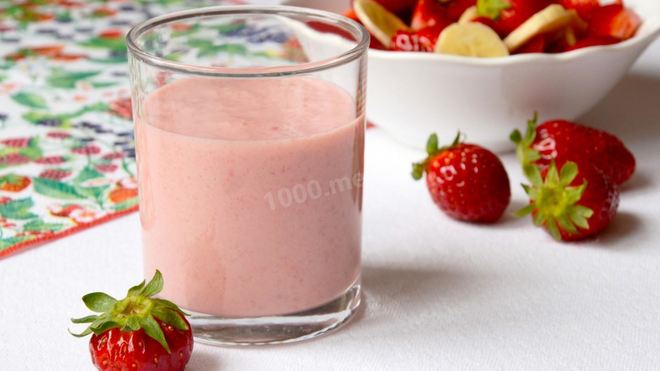 Рецепт Йогуртовый коктейль с клубникой и бананами