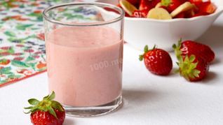 Рецепт Йогуртовый коктейль с клубникой и бананами