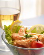 Коктейль из королевских креветок с черри и йогуртово-лимонным соусом