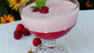 Рецепт Коктейль слоеный из малины и ряженки