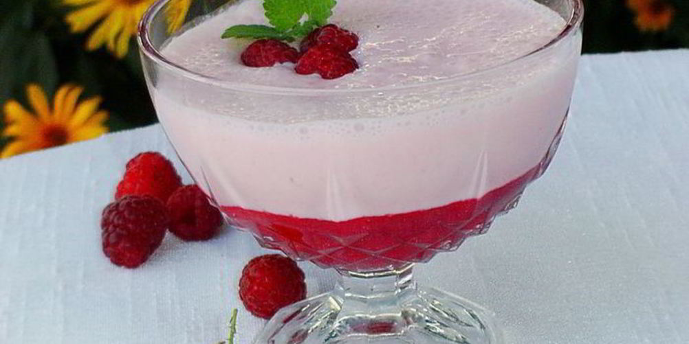 Как приготовить коктейль слоеный из малины и ряженки