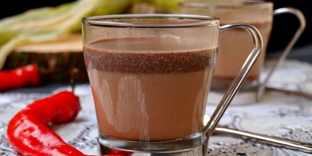 Как приготовить согревающий шоколадный напиток с имбирем и перцем чили