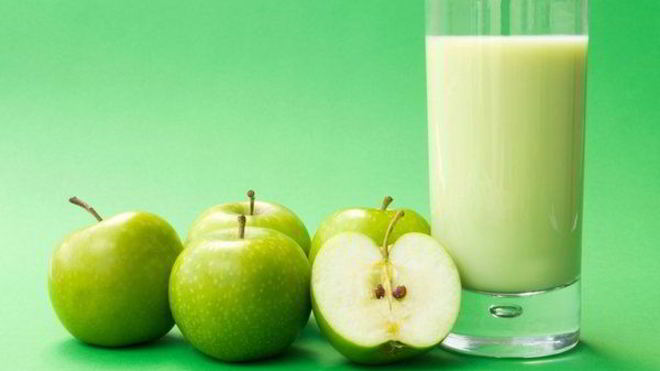 Рецепт Яблочный коктейль на кефире с корицей