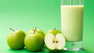 Рецепт Яблочный коктейль на кефире с корицей