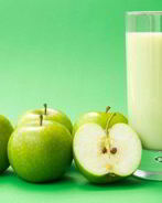 Яблочный коктейль на кефире с корицей