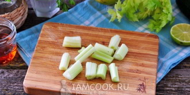 Рецепт зеленый коктейль из шпината, петрушки, груши и сельдерея