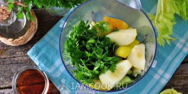 Рецепт зеленый коктейль из шпината, петрушки, груши и сельдерея