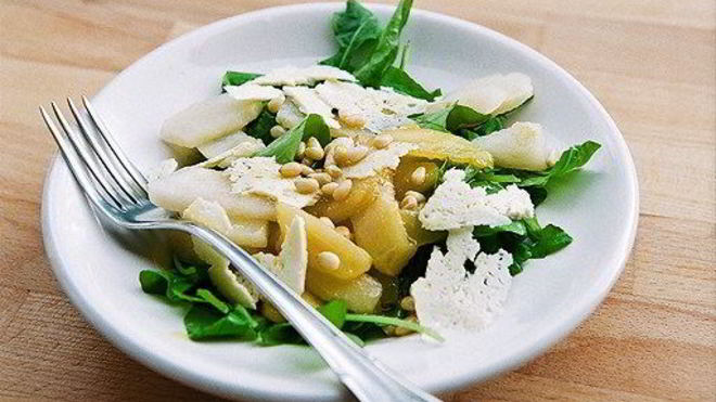 Рецепт Грушевый салат с рукколой и овечьим сыром