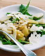 Грушевый салат с рукколой и овечьим сыром