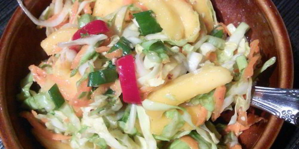 Рецепт легкий салат с манго и медовой заправкой