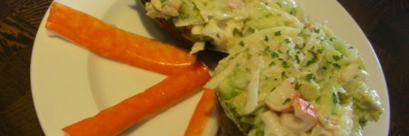 Рецепт Легкий салатик с крабовыми палочками и сельдереем в авокадо