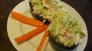 Рецепт Легкий салатик с крабовыми палочками и сельдереем в авокадо