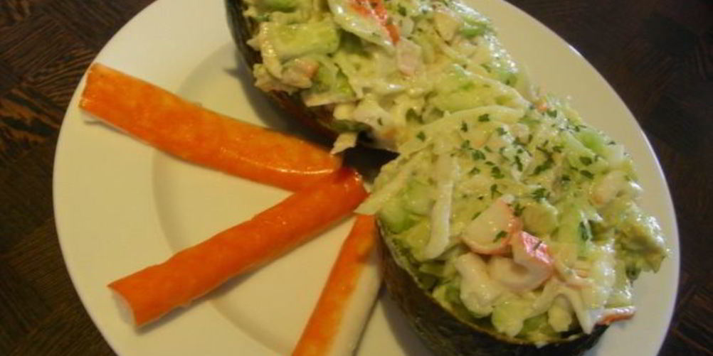 Как приготовить легкий салатик с крабовыми палочками и сельдереем в авокадо