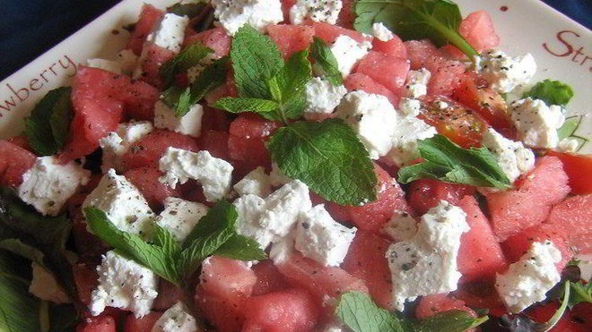 Рецепт Летний салат с арбузом, черри, брынзой и мятой