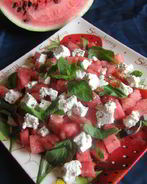 Летний салат с арбузом, черри, брынзой и мятой