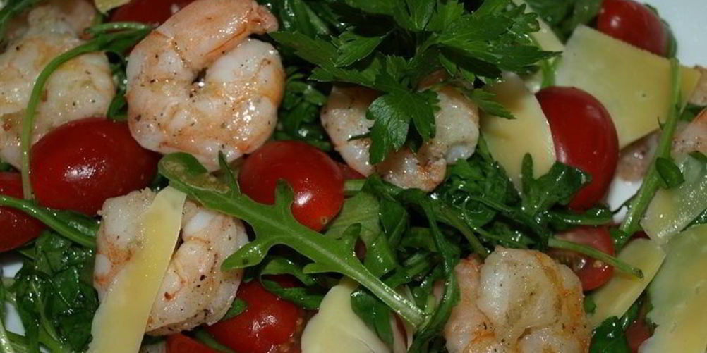 Как приготовить новогодний салат с креветками