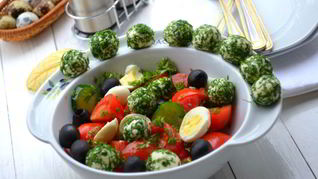 Рецепт Овощной салат с сырными шариками