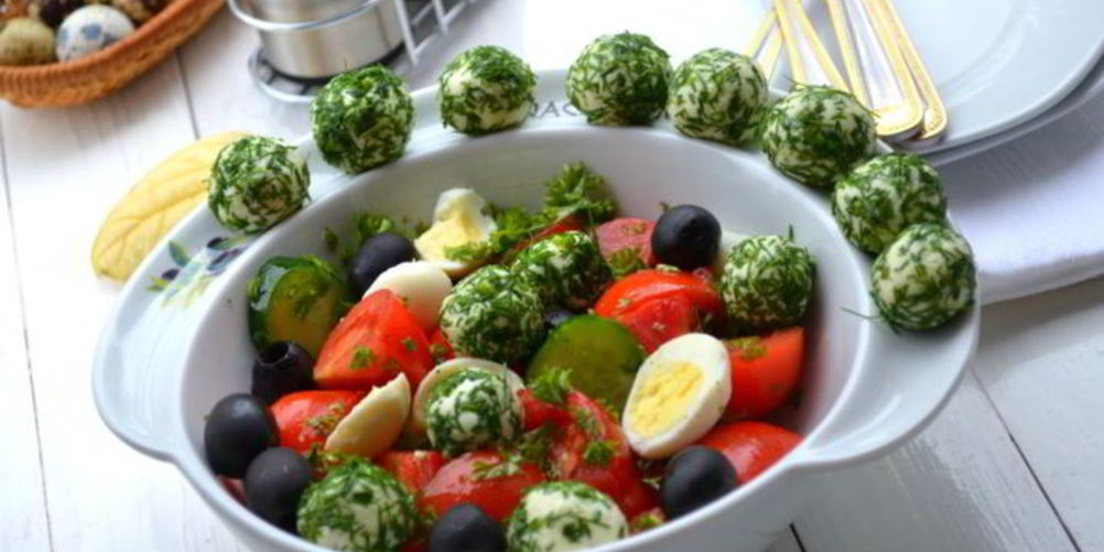 Как приготовить овощной салат с сырными шариками