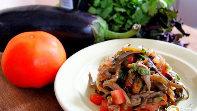 Рецепт Пикантный салат из баклажан и вешенок