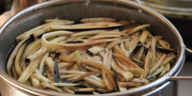 Рецепт пикантный салат из баклажан и вешенок