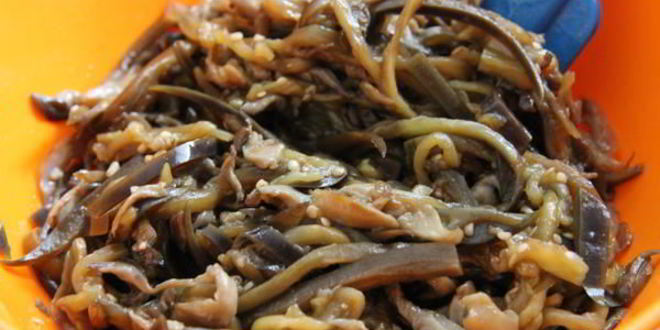 Рецепт пикантный салат из баклажан и вешенок