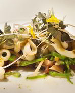 Подборка вкусных салатов с кальмарами и кукурузой