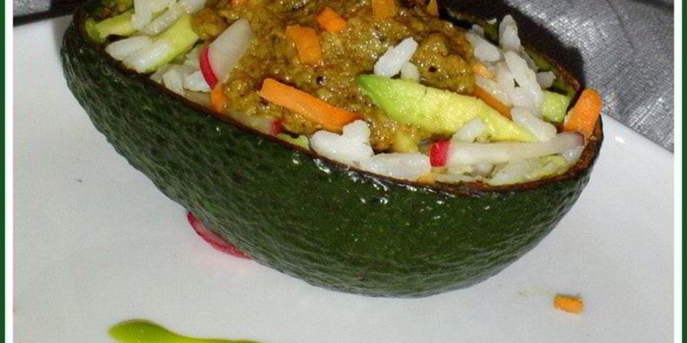 Как приготовить рисово-овощной салат с соусом из авокадо