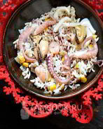 Рисовый салат с морепродуктами
