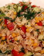 Рисовый салат с огурцами и сладкой кукурузой