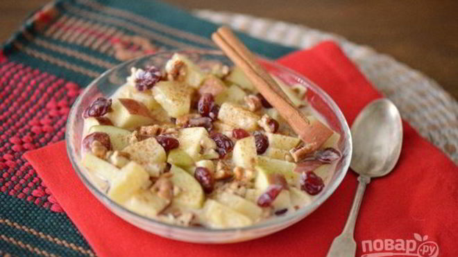 Рецепт Рождественский салат с яблоком и орехами