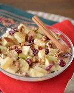 Рождественский салат с яблоком и орехами